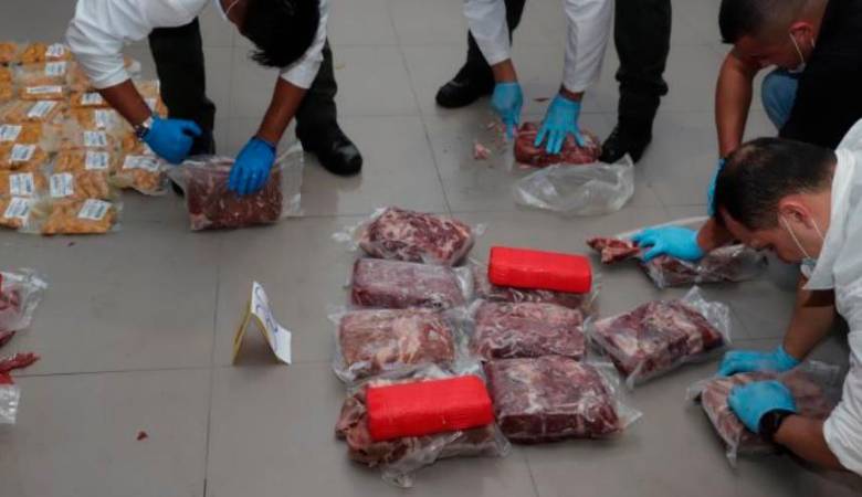 Los paquetes de cocaína envueltos en carne de cerdo, que la Policía decomisó cerca al aeropuerto de San Andrés Islas. FOTO: CORTESÍA.
