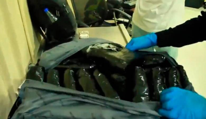 Apenas abrieron la maleta, los policías se encontraron con los 16 paquetes de marihuana. IMAGEN TOMADA DE VIDEO.