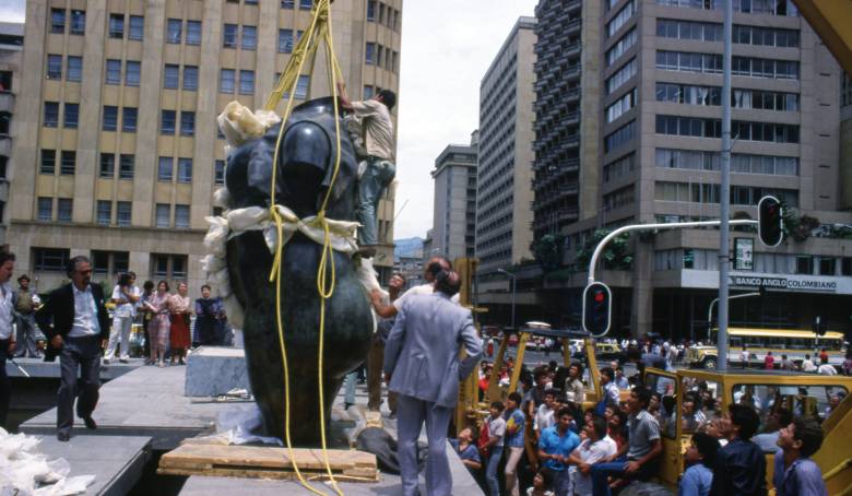 Instalación de la escultura Torso de Mujer o "La Gorda" obra donada por el artista Fernando Botero, de saco negro, a Medellín. Foto: Hernando Vásquez "Hervasquez". (Archivo El Colombiano, escaneada) Fototeca.