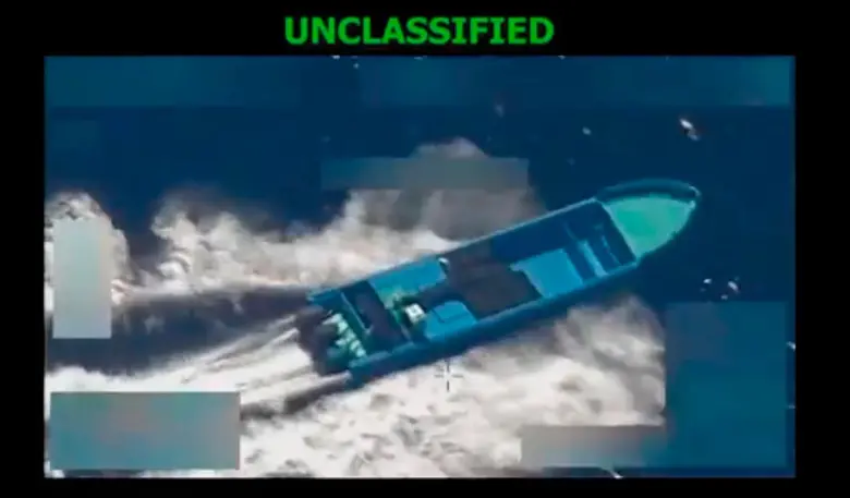 Esta es la lancha rápida que fue destruida por la Fuerza Naval de Estados Unidos en el Pacífico. IMAGEN TOMADA DE VIDEO @SecWar.