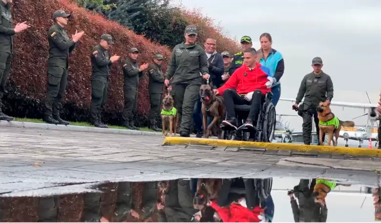 Video | El emotivo reencuentro entre patrullero herido y el perro Telmo tras ataque a helicóptero en Amalfi, Antioquia
