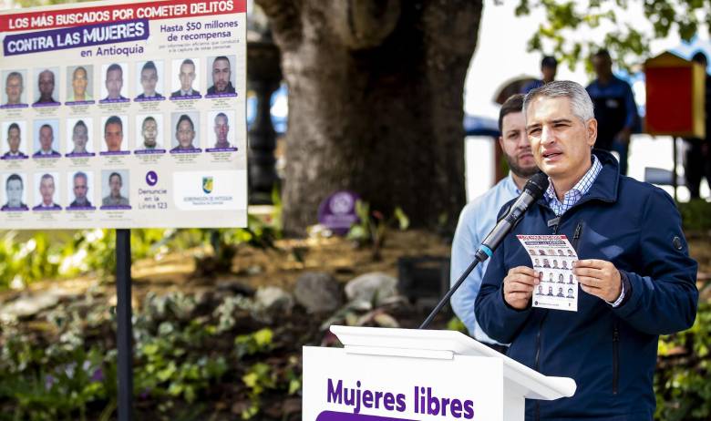 El gobernador de Antioquia Andrés Julián Rendón durante la rueda de prensa en la que anunció el cartel de los más buscados. Foto: Jaime Pérez Munévar