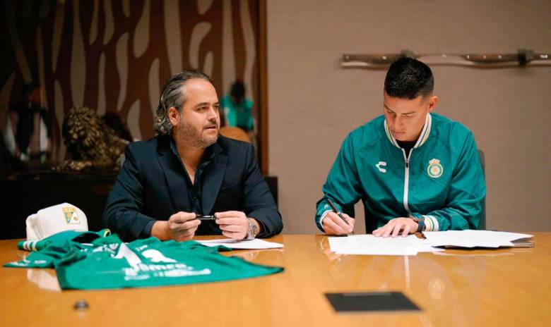 El club León de México confirmó la llegada del colombiano James Rodríguez, quien se ve en la imagen junto al presidente del equipo, Jesús Martínez. FOTO Cortesía