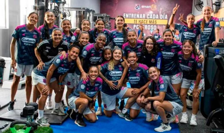 Estefanía junto a sus compañeras de equipo en el gimnasio, al cumplir la semana 36 recibió la orden del médico de esperar en casa a su bebé y por ello no volvió a entrenamientos. FOTO CORTESÍA DIM FEMENINO