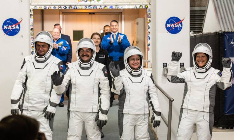De izquierda a derecha, Andrey Fedyaev, Jack Hathaway, Jessica Meir y Sophie Adenot salen hacia la plataforma de lanzamiento en Florida, antes de despegar rumbo a la Estación Espacial Internacional en febrero. Foto: GETTY