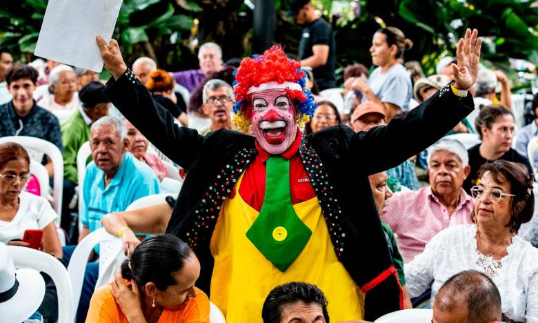 En el evento para oficializar el aumento del subsidio Colombia Mayor se vieron varias curiosidades detrás de cámaras. FOTO Cortesía