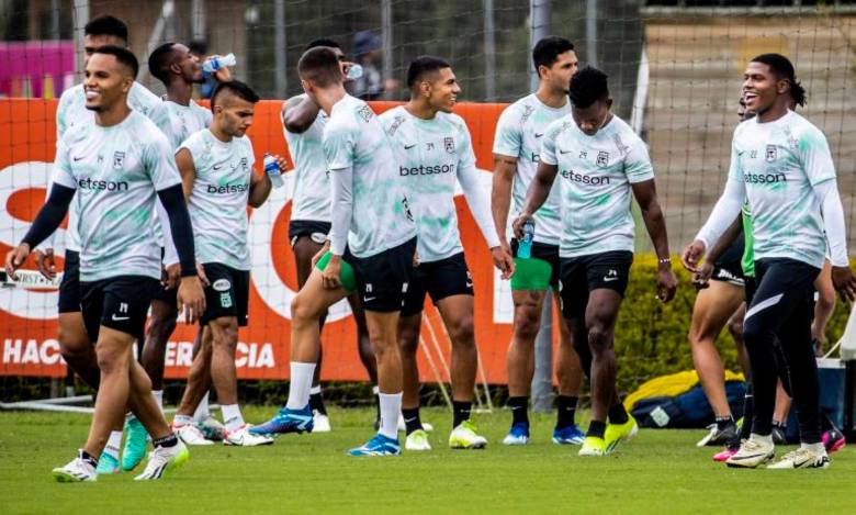 Atlético Nacional perdió más de 10 mil uniformes de entrenamiento que se encontraban almacenados en Cartagena, en la zona franca donde se presentó un incendio. FOTO JAIME PÉREZ