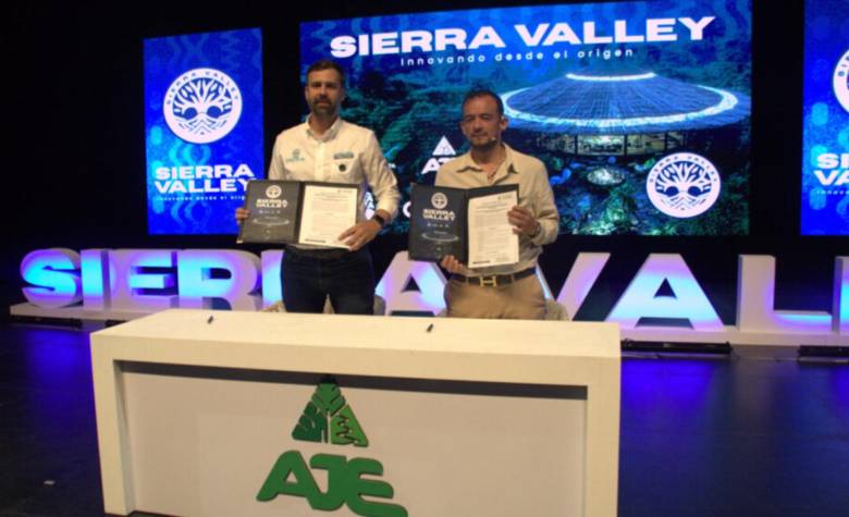 La firma del Memorando de Entendimiento entre sus actores AJE y la Alcaldía. Foto: Alcaldía de Santa Marta