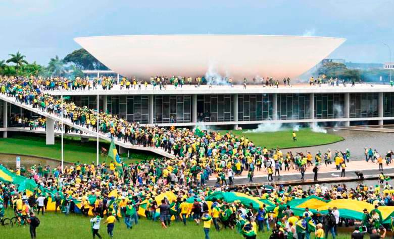 El 8 de enero miles de simpatizantes de Bolsonaro invadieron la sede del palacio presidencial, el Congreso y la Corte suprema en Brasilia, Brasil. FOTO: AFP