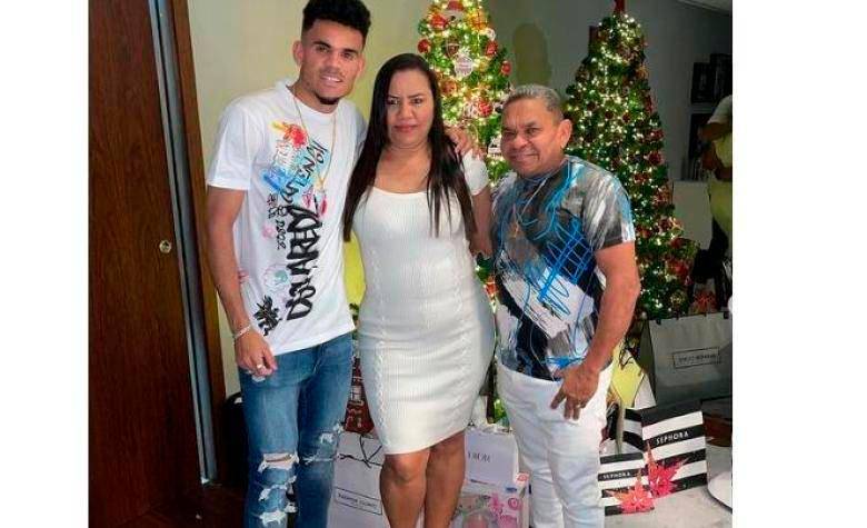 Luis Díaz junto a su madre, Cilenis Marulanda, y su padre, Luis Manuel Díaz. FOTO: TOMADA DE REDES DE LUIS DÍAZ