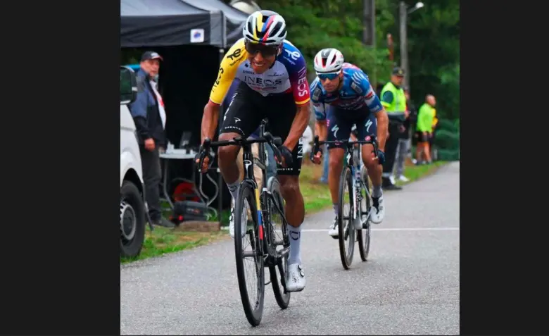 Egan Bernal en su ataque para ganar la etapa 16 de la Vuelta a España. FOTO: Tomada de X @INEOSGrenadiers