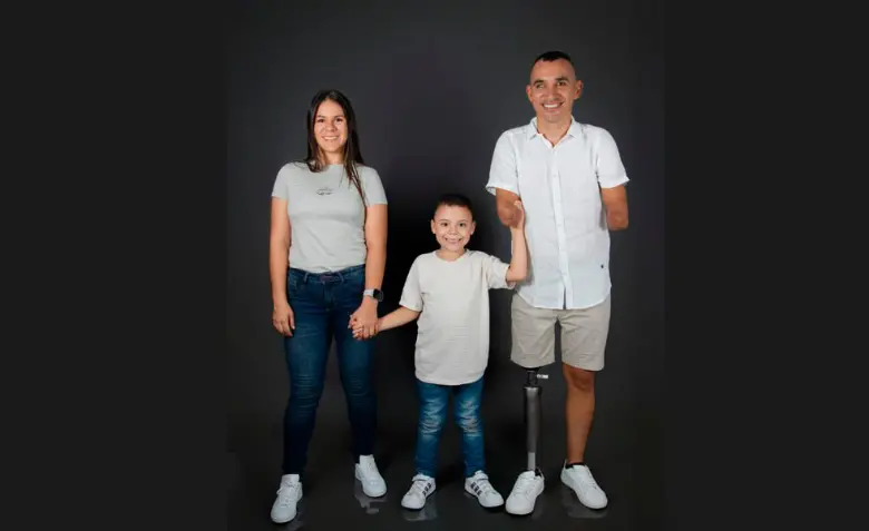 Juan José con su esposa Angie Garcés y su hijo menor, Juan José, con quienes vive en la actualidad. FOTO CORTESÍA MOVISTAR 