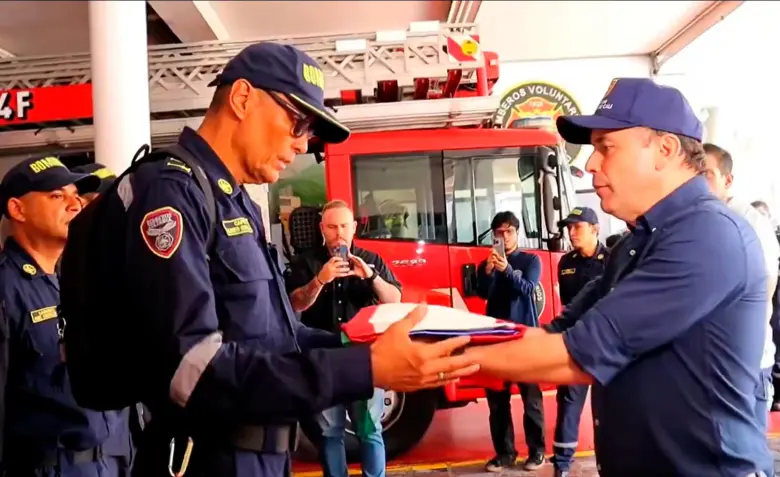 El pasado 25 de junio, el alcalde caleño, Alejandro Eder, le entregó la bandera de la ciudad al capitán Alberto Hernández, deseándole suerte en su misión de rescate en Venezuela. IMAGEN TOMADA DE VIDEO.