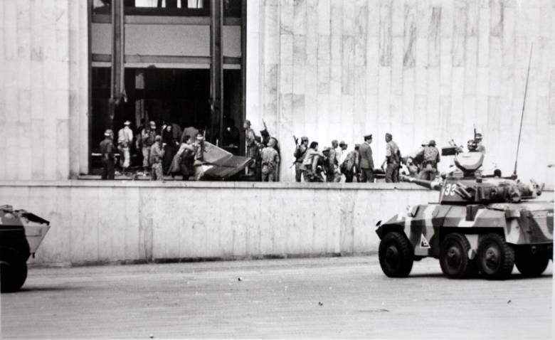 En la retoma del Palacio de Justicia participaron policías y tropas mecanizadas del Ejército. FOTO: ARCHIVO.