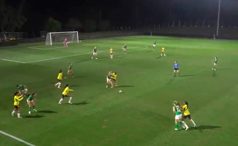 En redes sociales se ha compartido el video donde se observa la jugada de la falta de Lady Andrade ante Denise O’Sullivan en el amistoso entre Irlanda y Colombia. FOTO PANTALLAZO 