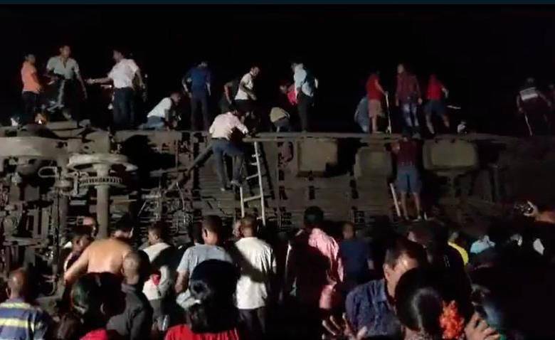 Al menos 288 personas murieron y más de 850 resultaron heridas en el accidente ocurrido este viernes, 2 de junio, cerca de Balasore. FOTO: Captura de vídeo