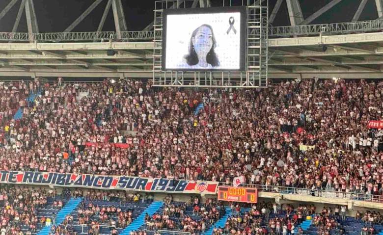 Antes del inicio del partido entre Junior y América el club local le rindió un homenaje a la mamá del defensa central Howell Mena, quien falleció en el inicio de semana. FOTO TOMADA X 