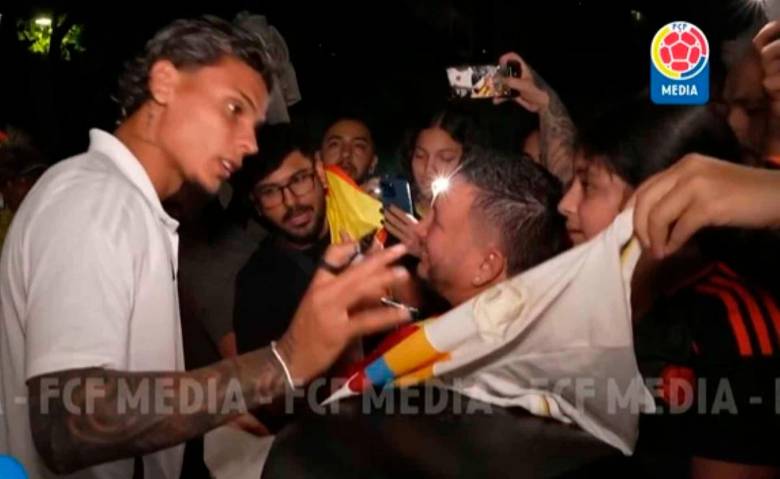 Richard Ríos firmando autógrafos y compartiendo con los hinchas colombianos en Brasil. FOTO: Cortesía Federación Colombiana de Fútbol