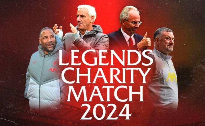 Los integrantes de LFC Foundation decidieron invitar a Sven-Goran Eriksson para que se siente en el banco técnico en el partido benéfico de leyendas contra el Ajax, en Anfield. FOTO TOMADA @LFC