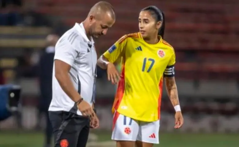 El técnico Ángelo Marsiglia le da instrucciones a Carolina Arias, unas de las jugadoras que regresa a la convocatoria tras superar una lesión muscular. FOTO JUAN ANTONIO SÁNCHEZ 