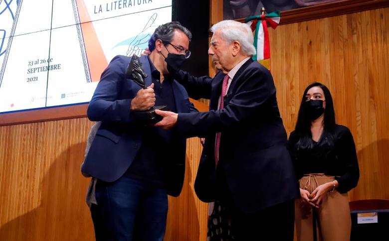 Juan Gabriel recibe el premio de manos de Mario Vargas Llosa. FOTO EFE