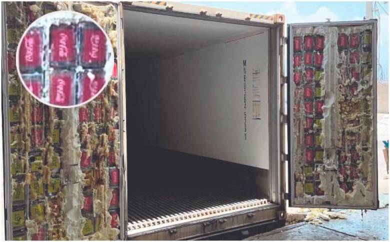 La Policía Antinarcóticos descubrió 110 kilos de cocaína encaletados en las puertas de un contenedor, en un puerto de Santa Marta. Al parecer la droga iba rumbo a EE.UU. FOTO cortesía de policía.