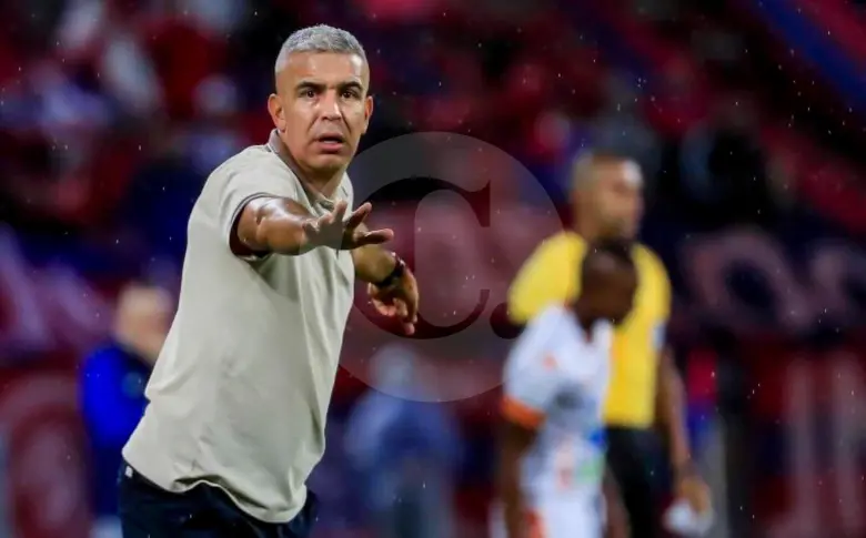 El técnico Andrés Orozco no ha logrado tener un equipo con regularidad en los resultados positivos y por ello Envigado está en zona de descenso directo. FOTO EC