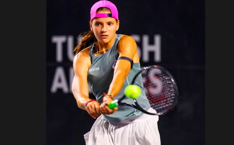 La antioqueña Emiliana Arango arrancó su presencia en el WTA 500 de Mérida, con triunfo y este jueves disputará los octavos de final en México. FOTO CORTESÍA FEDECOLTENIS 