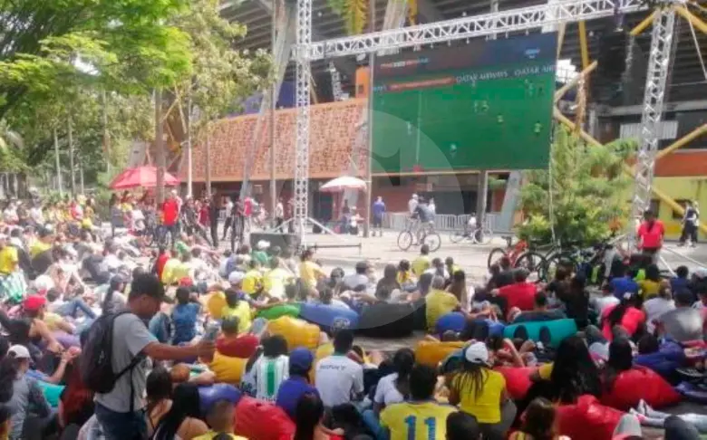 La zona occidental del estadio Atanasio Girardot es uno de los puntos donde se instaló pantalla gigante para ver la final de la Liga Betplay entre DIM y Santa Fe. FOTO MANUEL SALDARRIAGA 