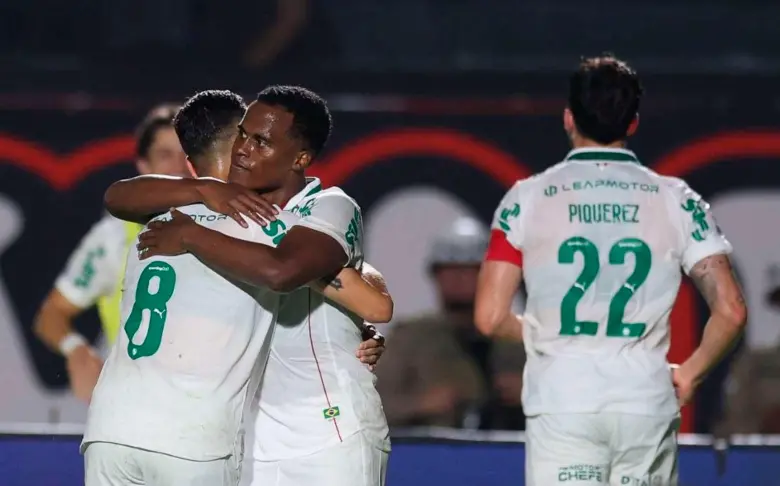 El colombiano Jhon Arias celebra con sus compañeros el tanto que marcó, en la goleada que Palmeiras le propinó a Vitória 0-4 en el Campeonato Brasileño. FOTO TOMADAX@Palmeiras
