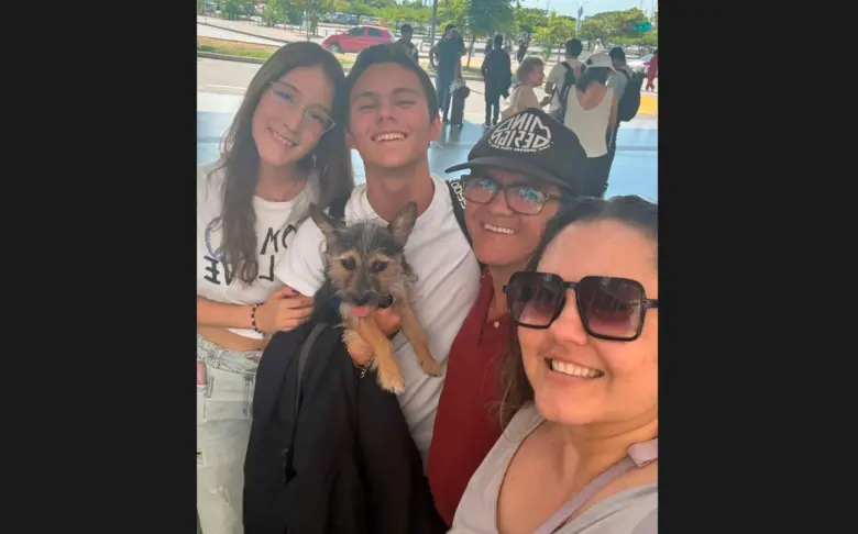 Nicolás junto a su novia Ana Sofía Hernández y su mamá Ximena Velásquez, Junto a ellos la mascota del nadador que siempre lo acompaña. FOTO CORTESÍA 