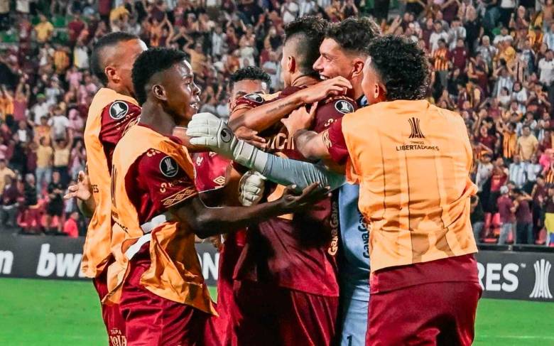 Los jugadores del Deportes Tolima celebran con el arquero Neto Volpi gran figura en los lanzamientos de tiro penal, que les permitió avanzar a la tercera fase de la Copa Libertadores. FOTO TOMADA X@cdtolima