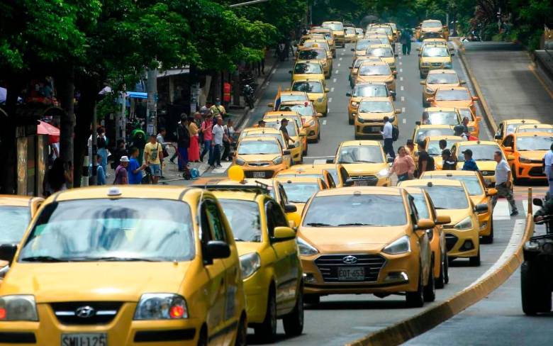 La movilización de taxistas en Medellín y otros municipios del Valle de Aburrá transcurre desde esta mañana. FOTO Camilo Suárez