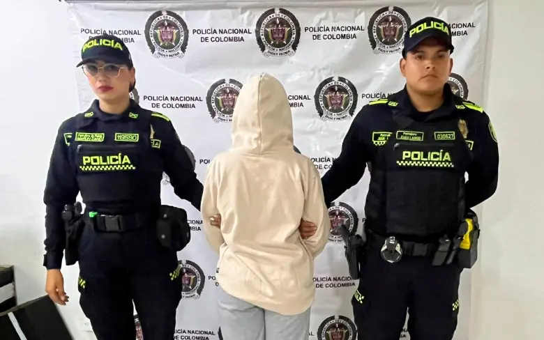 La mujer requerida por homicidio fue capturada en Medellín por el robo de un celular. FOTO Cortesía Policía Metropolitana