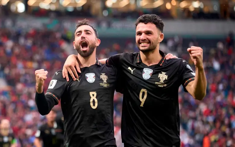 El delantero Bruno Fernandes jugador del Manchester United (#8) con Portugal marcó triplete en la goleada a Armenia. FOTO: GETTY 