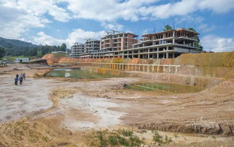 El Meritage era un proyecto inmobiliario con vivienda y comercio ofrecido en 2015, pero fue abandonado en 2016 al ser intervenido por el Estado. FOTO EL COLOMBIANO