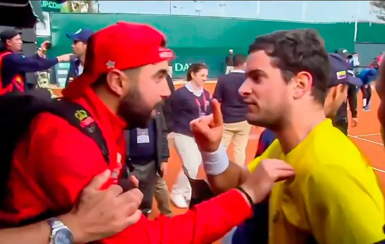 Este es el momento en el que Nicolás Mejía es increpado por los tenistas de Marruecos, tras su celebración por la victoria de la serie 3-1 en Casablanca. FOTO PANTALLAZO 