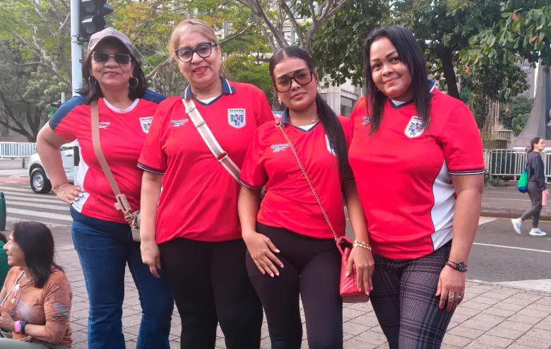 Maratón Medellín: 26.000 latidos, un anillo y muchas historias en una vibrante jornada que arrancó de madrugada