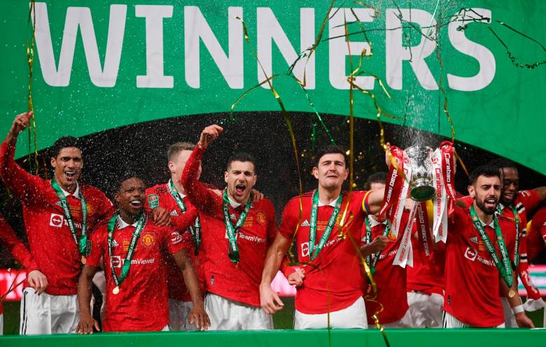 Los jugadores del Manchester United celebran el título que lograron este domingo tras vencer a Newcastle. FOTO EFE 