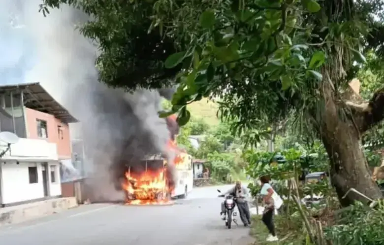 Bus de servicio público de la empresa Coonorte que cubre la ruta entre Medellín y la Costa Atlántica fue interceptado por presuntos <b>miembros del ELN</b> que bajaron a los pasajeros del bus y acto seguido lo prendieron en llamas. Foto: cortesía