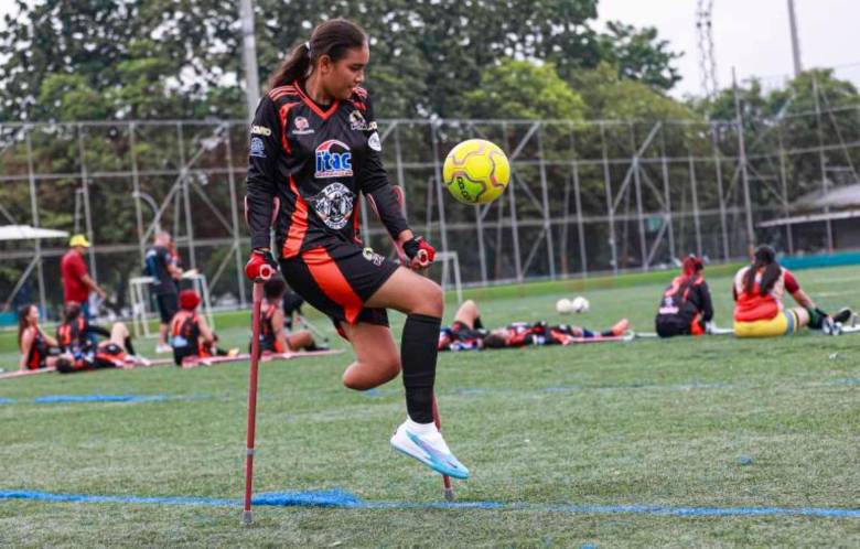 La jugadora Nelfi Guarnizo Lozano, nacida en San Vicente del Caguán, es una de las delanteras de la Selección Colombia de amputados. FOTO MANUEL SALDARRIAGA