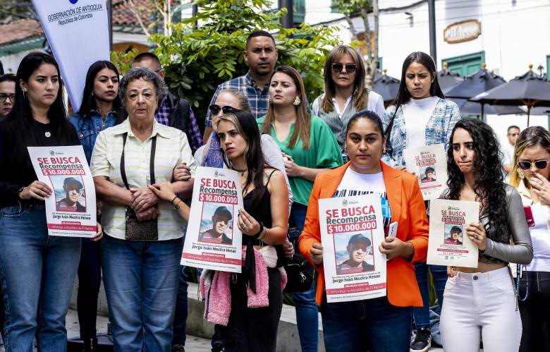 Mujeres de El Retiro claman por justicia para Janeth Posada, asesinada en este municipio presuntamente por Jorge Iván Mestra, de quien pidieron su captura. FOTO : Jaime Pérez Munévar