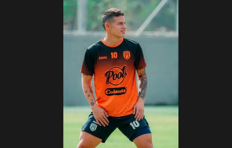 El volante de la Selección Colombia se mostró feliz de compartir con los jugadores, cuerpo técnico y directivos de Envigado. FOTO: Cortesía Envigado FC
