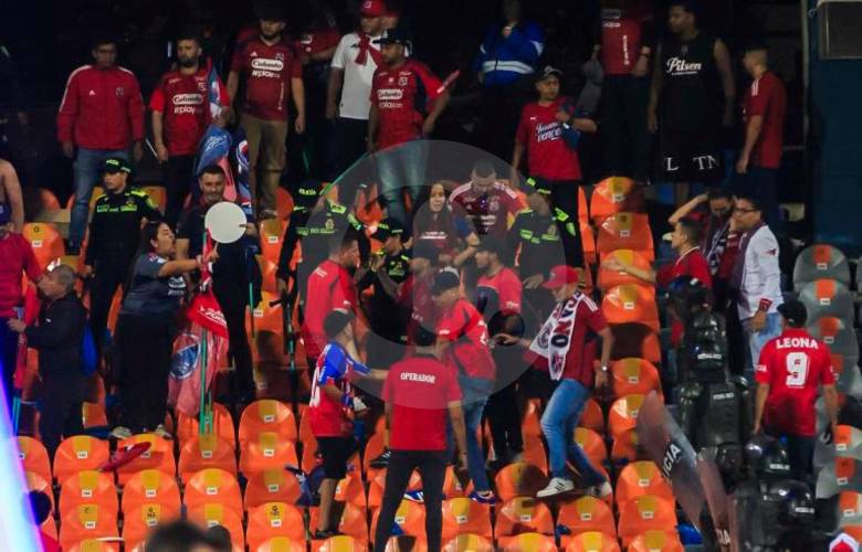 Algunas de las tribunas del Atanasio Girardot, serían cerradas seis fechas por una sanción debido al mal comportamiento de los hinchas en la final ante Santa Fe. FOTO EC
