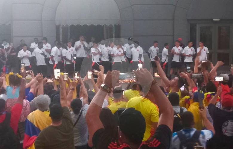 Desde muy temprano los hinchas colombianos llegaron a las afueras del hotel de concentración de la Selección para hacer el famoso banderazo. FOTO JUAN ANTONIO SÁNCHEZ 