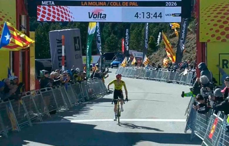 Este es el momento en el que Jonas Vingegaard cruza la meta como ganador de la quinta etapa de la Vuelta a Cataluña. FOTO: Captura de video