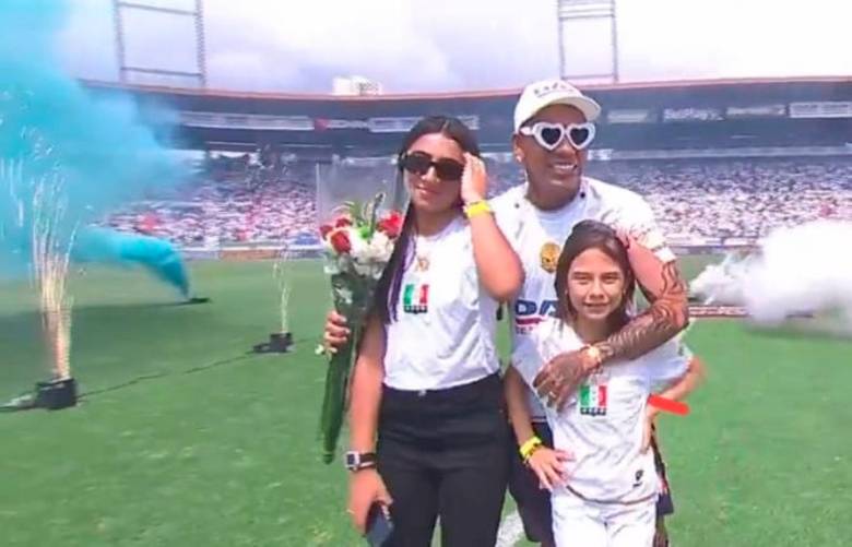 Dayro Moreno fue recibido por sus hijas en el campo del estadio Palogrande, donde le rindieron un homenaje por su carrera y sus goles. FOTO PANTALLAZO