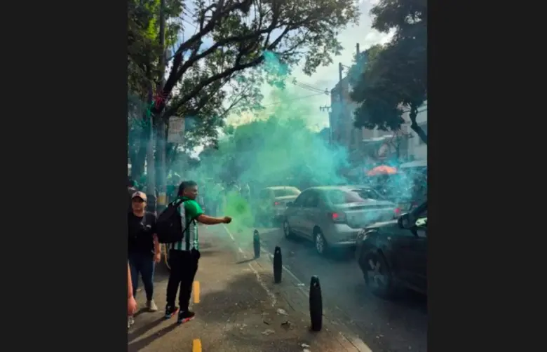 Los hinchas armaron la fiesta en los alrededores del Atanasio Girardot, en la previa del duelo entre Atlético Nacional y DIM por el duelo de ida de la final de la Copa Betplay. FOTO CORTESÍA