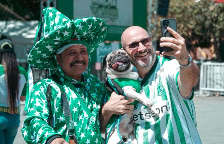 Los hinchas verdes viven su fiesta en los alrededores del estadio Atanasio Girardot antes del duelo entre Nacional y Águilas, por la fecha 19 de la Liga Betplay-2. FOTO CORTESÍA ATLÉTICO NACIONAL 