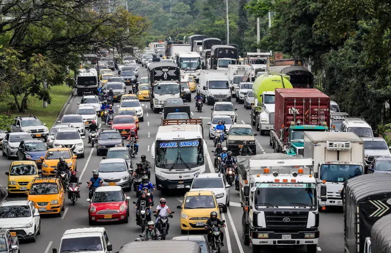 El incumplimiento de la medida de pico y placa se puede sancionar en cualquier municipio del Valle de Aburrá. FOTO: EL COLOMBIANO